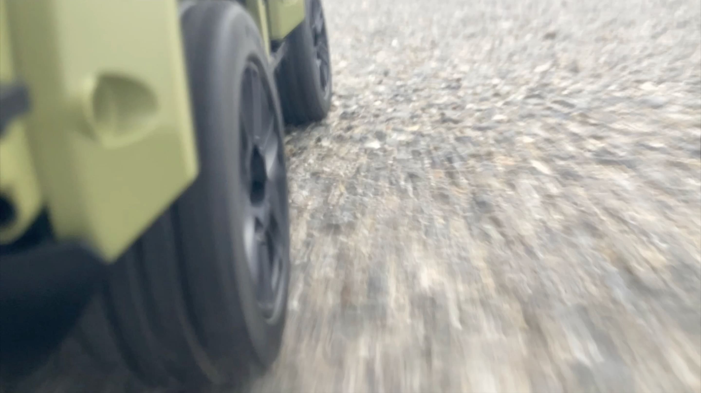 5e photographie de Back to the Moon où un 4x4 roule à toute vitesse. L'image est légèrement floue et le plan est filmé depuis les roues arrière.